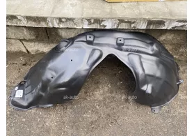 Подкрылок передний правый Jeep Grand Cherokee WK2