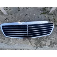 Решётка радиатора Mercedes E W211 дорестайлинг (хром/чёрная)