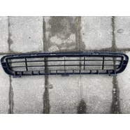 Решётка в бампер передний центральная нижняя Toyota Camry XV40 дорестайлинг