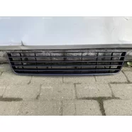 Решётка в бампер передний центральная нижняя Volkswagen Golf V (LORO)