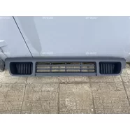 Решётка в бампер передний центральная Volkswagen Transporter T5 дорестайлинг (Polcar)