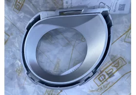 Рамка противотуманной фары в бампер передний левая (хром) Volkswagen Touareg I рестайлинг